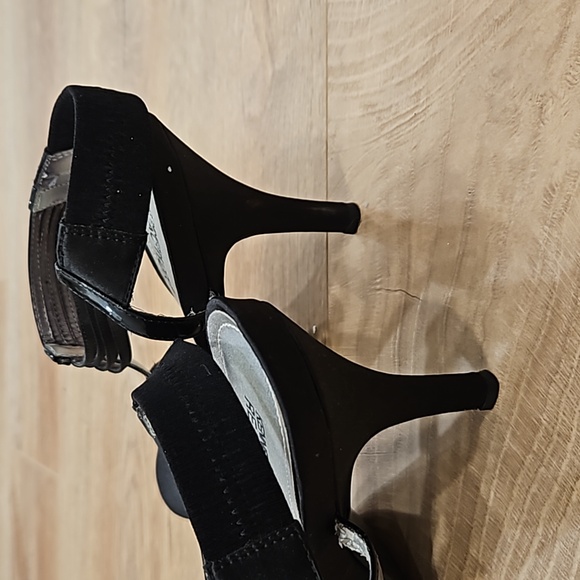 Kenneth Cole Reaction Know Way Satin T Strap Black Heels. SIZE 8 - Picture 5 of 6